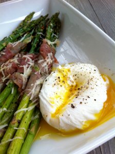 prosciutto wrapped asparagus and poached eggs